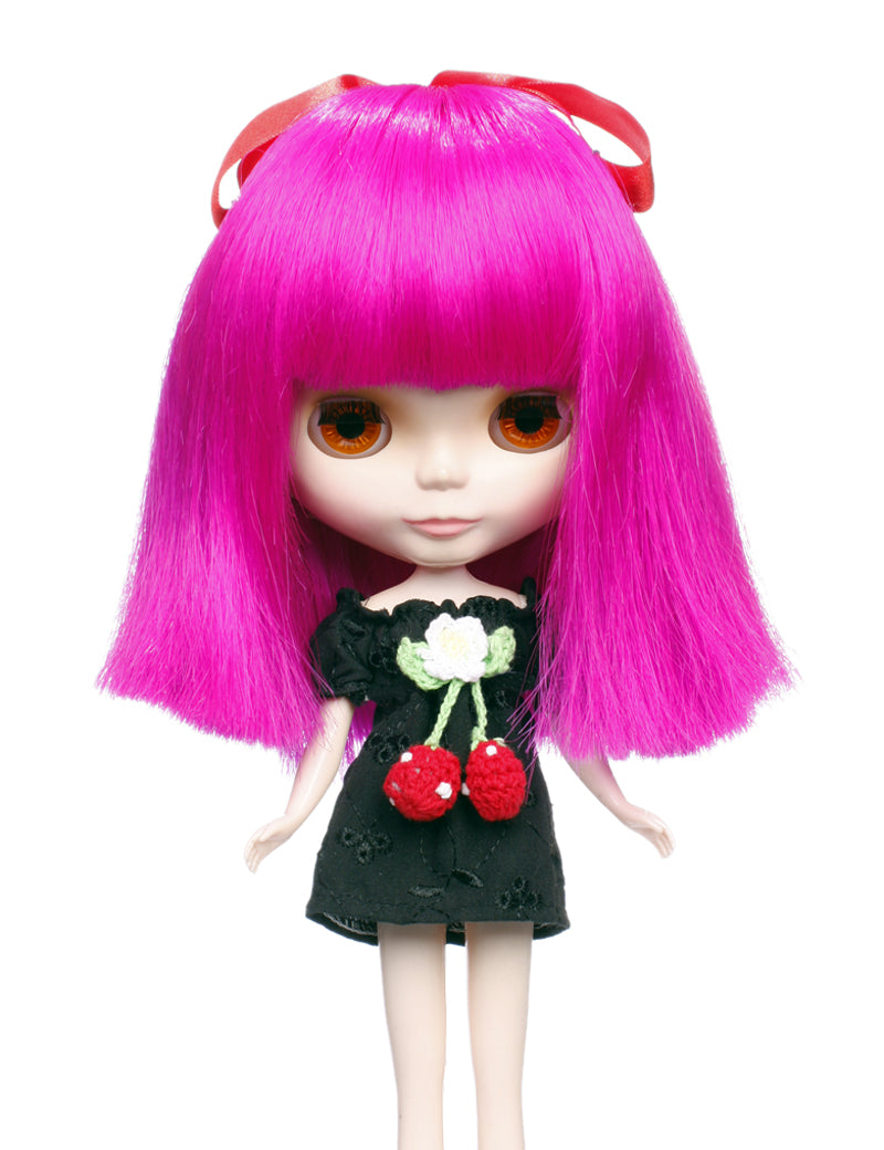 非常に魅力的な太い中くらいのボブスタイル、トップにリボンのある人形のウィッグ B-118、サイドにレイヤーがなく、顔の形を枠取る、まっすぐなバング