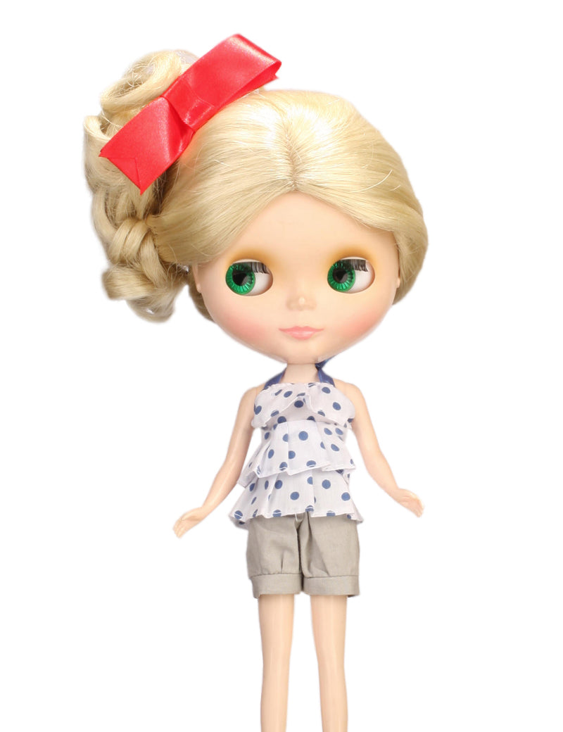 横に掃きわけて片側に結ぶシンプルな髪型で楽しさとフリルを実現する B-137 プラチナブロンドのドールウィッグ