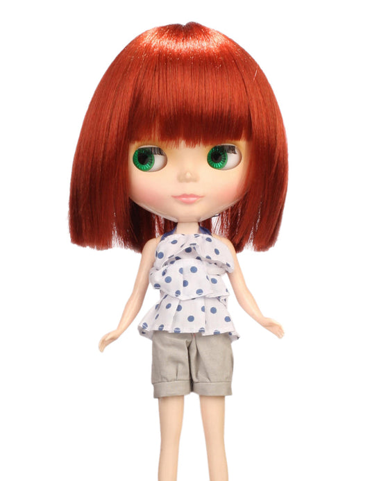 喜びを引き起こすドールウィッグ 可愛らしさのコレクション B-135 ブリリアントレッドのミディアムオーバンボブスタイル、全体のスタイルに少し柔らかさを加えました