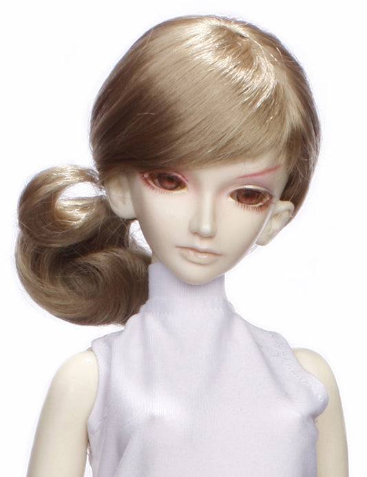 スウィーピングバングス、非常に女性的なスタイルのウェービーデザインの人形のウィッグ W-662 ライトブロンドの色。