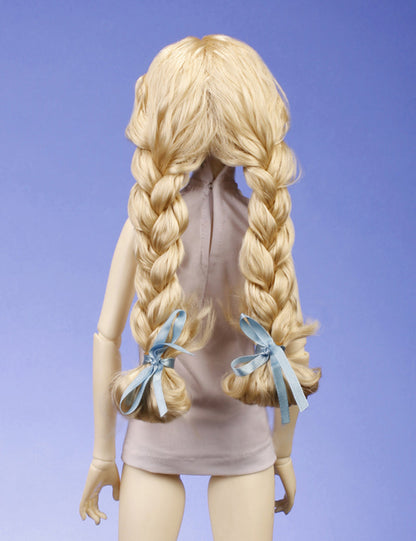 クラシックな人形スタイルのウィッグで 2本の太いツインブレイドがあり 人形のウィッグ W-634 プラチナブロンドで 髪のボリュームがたっぷり