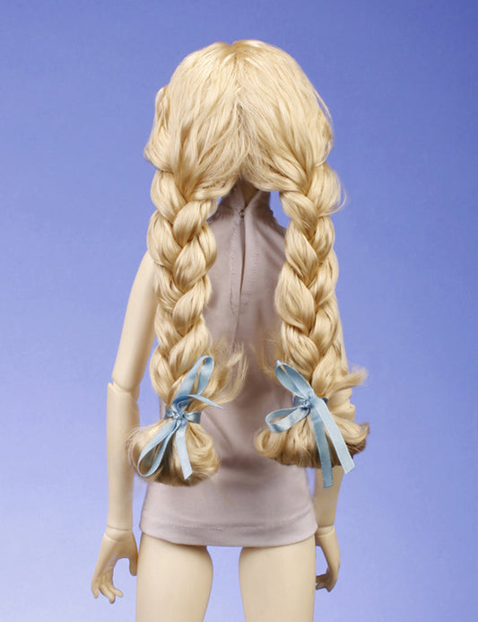 クラシックな人形スタイルのウィッグで 2本の太いツインブレイドがあり 人形のウィッグ W-634 プラチナブロンドで 髪のボリュームがたっぷり