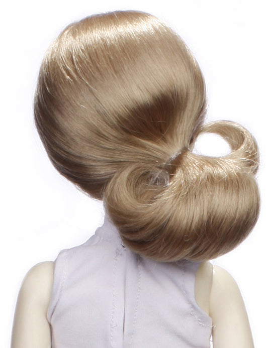 スウィーピングバングス、非常に女性的なスタイルのウェービーデザインの人形のウィッグ W-662 ライトブロンドの色。