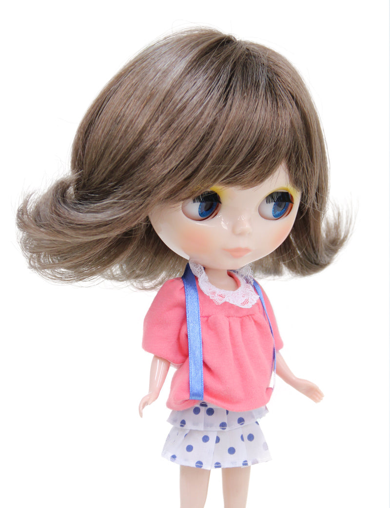 クラシックなボブスタイル サイドスウィープバングスのカットで形成された ドールウィッグ B-153 肩までのショートなレイザーカットのレイヤーが側面と後ろに施され、柔らかい特徴を持っています